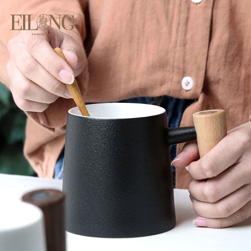 Elong Wooden Handle Mug - Black