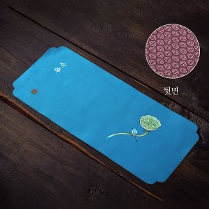 Double-sided waterproof tea mat vs. blue wire.